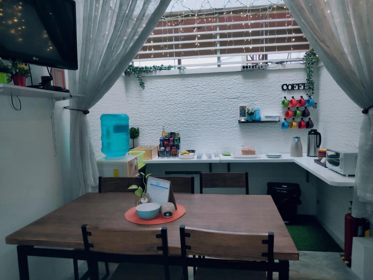 Crossroads Hostel Manila Mandaluyong Exterior foto