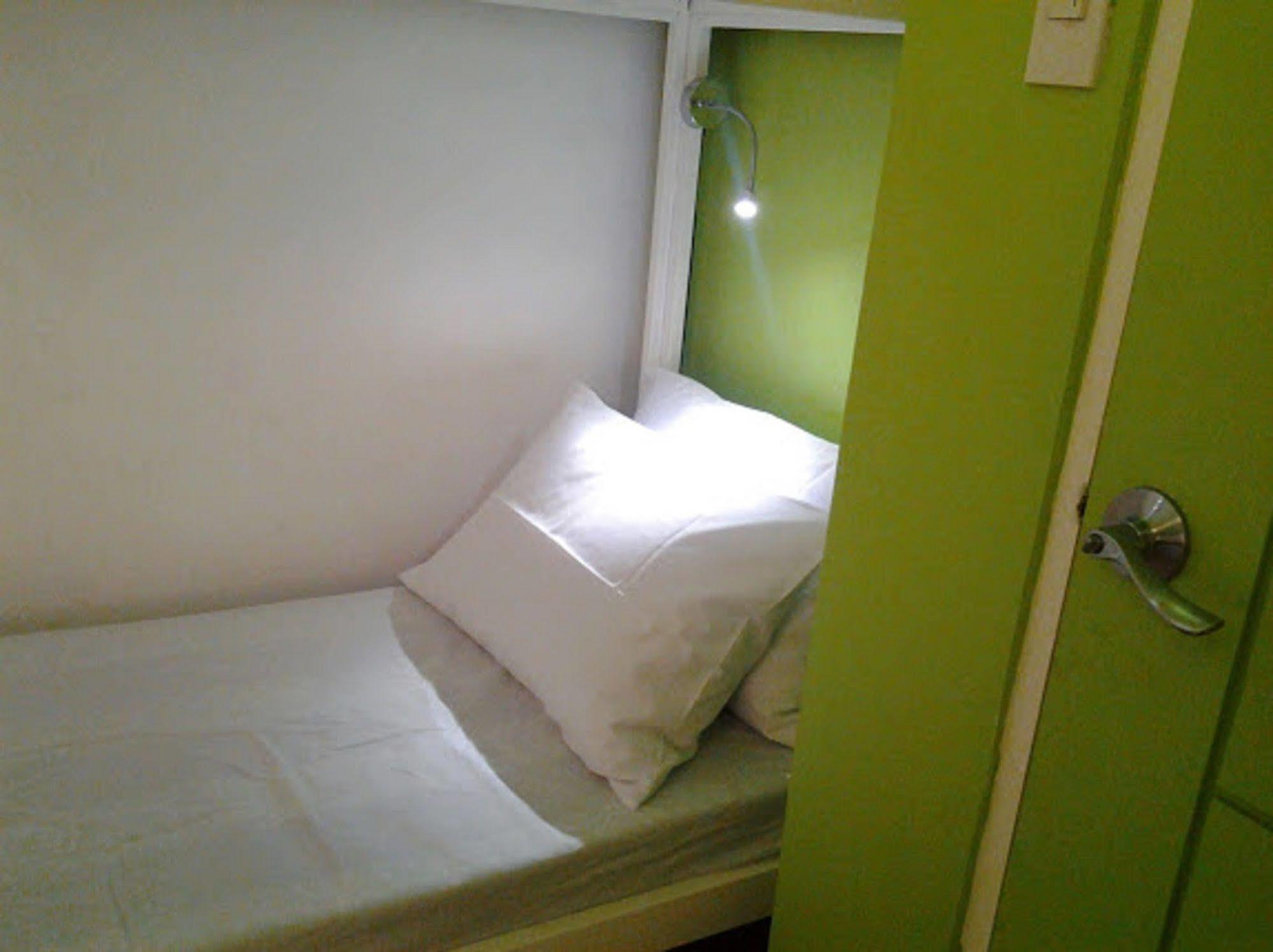 Crossroads Hostel Manila Mandaluyong Exterior foto