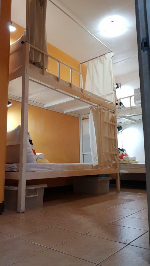 Crossroads Hostel Manila Mandaluyong Exterior foto